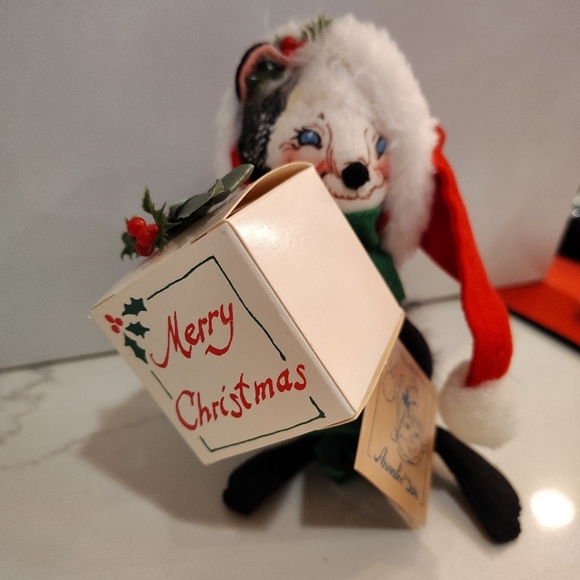 Annalee Skunk  Christmas Santa  With Gift 1992 With Tags Fuzzy Tail Collectible - Picture 2 of 10